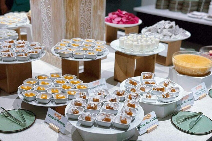 Ein reichhaltiges Buffet mit verschiedenen Speisen, darunter Kürbiskuchen und Klebreispuff. 2