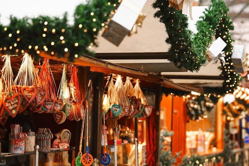 En marknadsstånd med hjärtformade prydnadssaker och en julkrans. 2