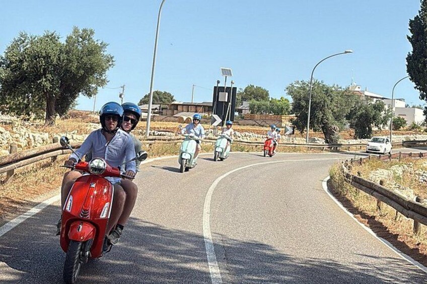 Een bochtige weg met verschillende motorrijders. 2