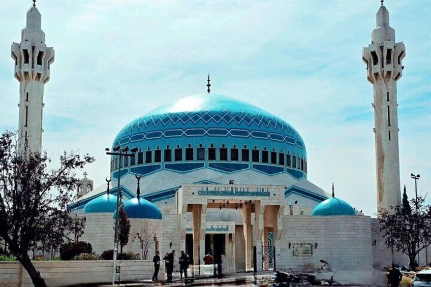 Een moskee met een grote blauwe koepel en twee minaretten. 3