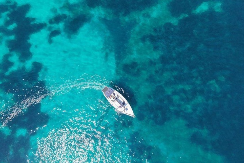 Un petit bateau sur une eau turquoise, sous un ciel dégagé. 1