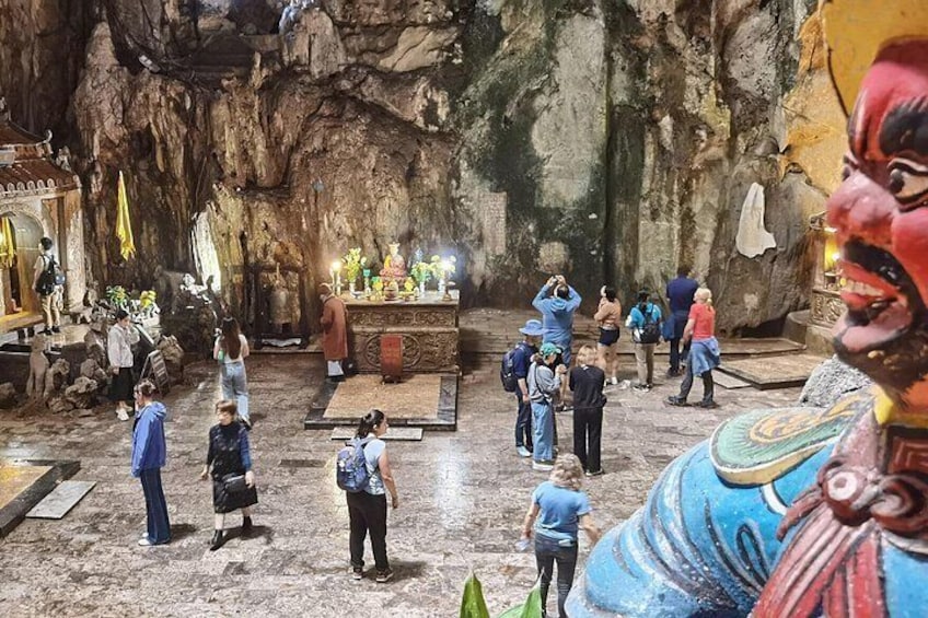 Ett tempel i en grotta med statyer och en stor drakfigur. 3