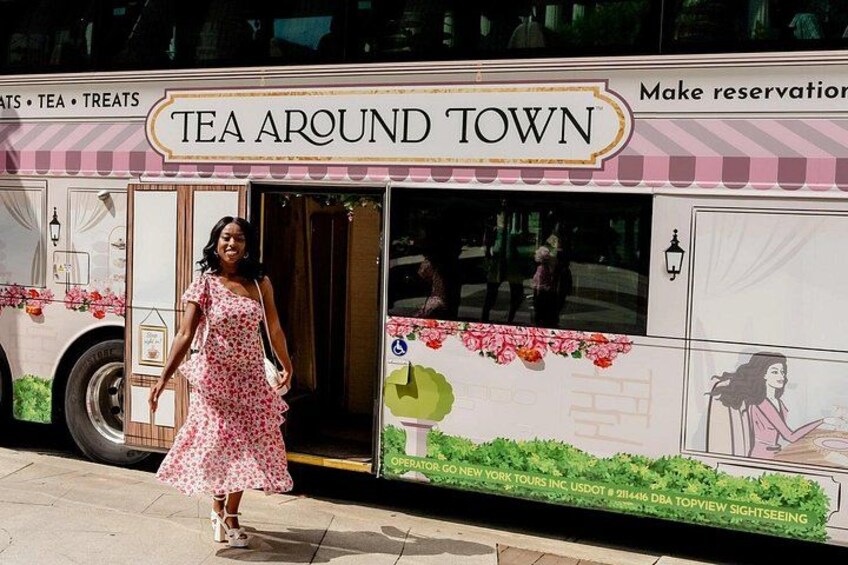 En foodtruck med namnet ”Tea Around Town”, dekorerad med ett blommönster, och med en skylt som visar att den serverar te och godsaker. 5