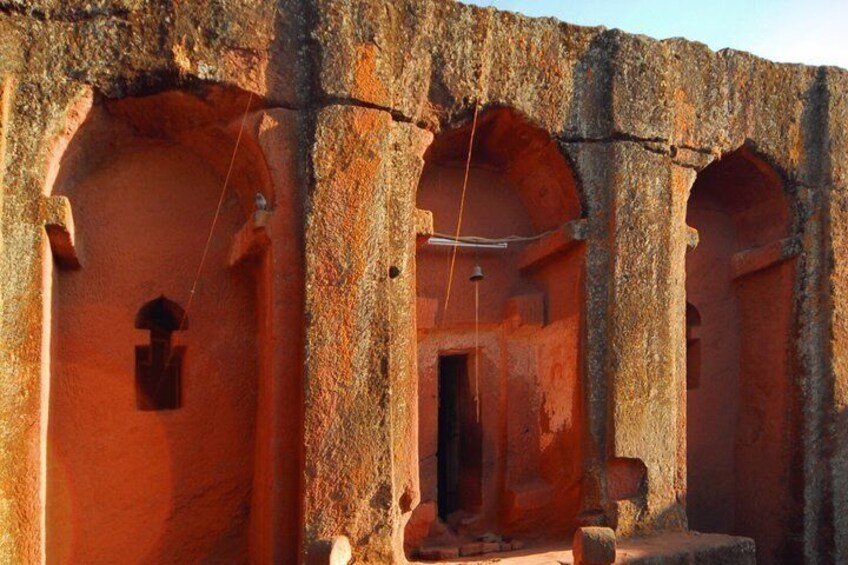 Un'antica struttura con portali ad arco e una piccola finestra. 2
