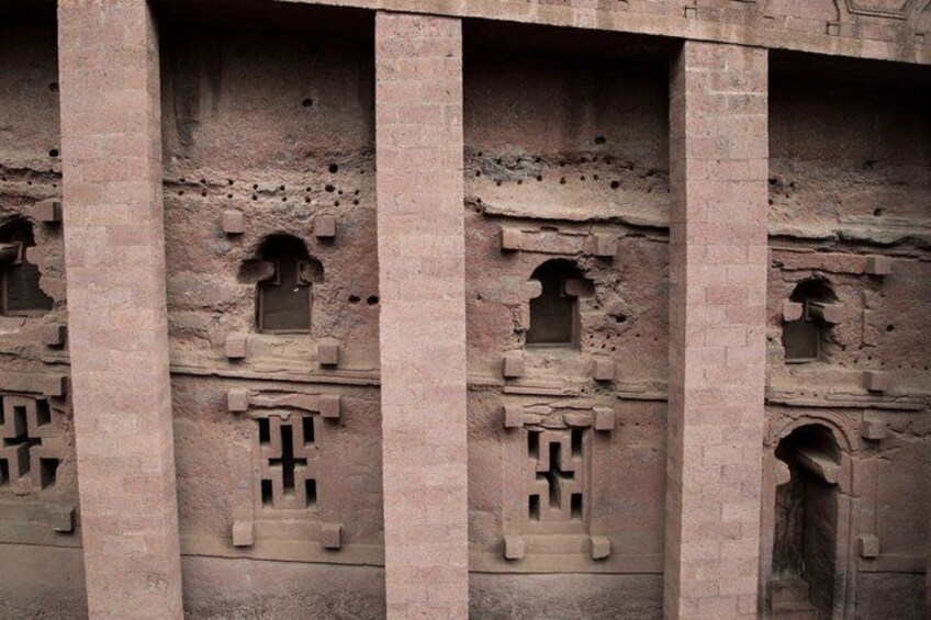 Una struttura in pietra con finestre ad arco e decorazioni elaborate. 3