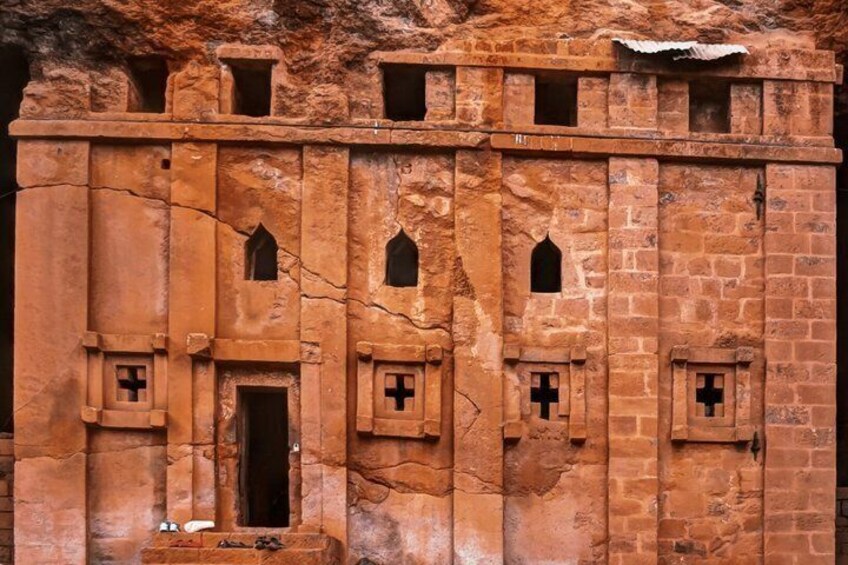 Un edificio in pietra arenaria con finestre ad arco e portali. 4
