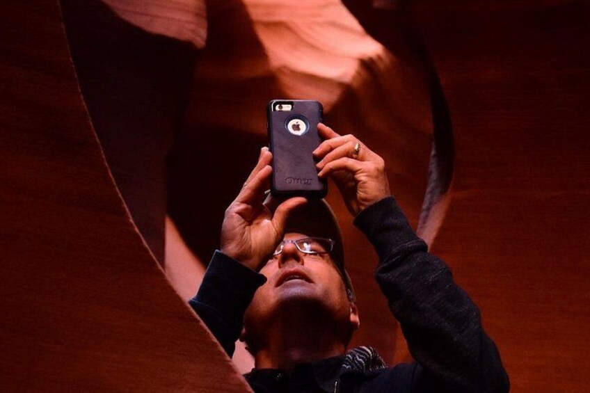 En person holder en smartphone. 2