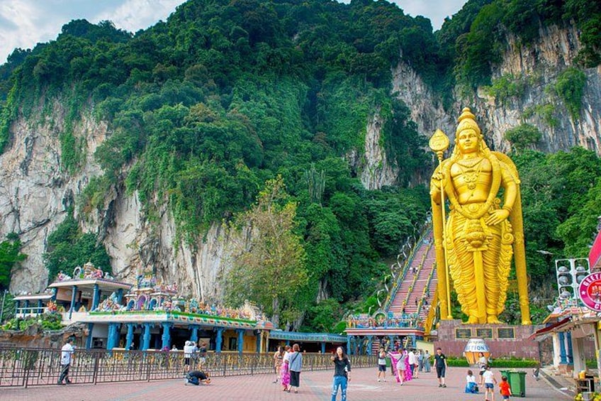 Eine große goldene Statue, ein Tempel und eine gebirgige Kulisse. 4