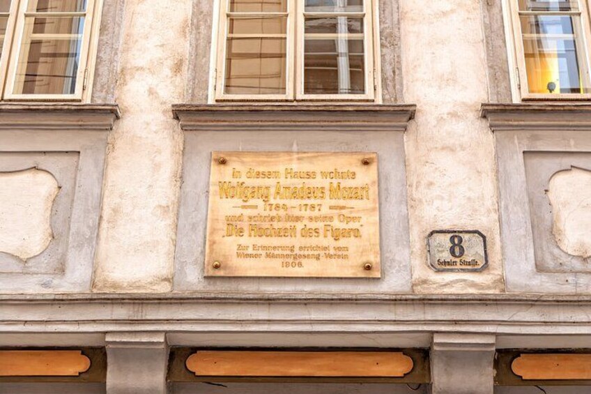 Une plaque commémorative à la mémoire de Wolfgang Amadeus Mozart est apposée sur la façade d’un immeuble. 2