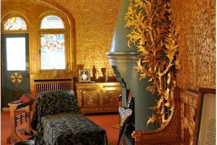 Ein Zimmer mit aufwendigen Möbeln, einem Kamin und einer großen Zierdebaum. 5