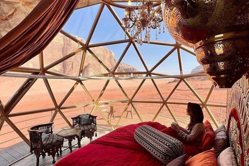 L’intérieur d’un dôme géodésique offre une vue sur le désert, est agrémenté d’un lustre et présente une décoration traditionnelle. 5