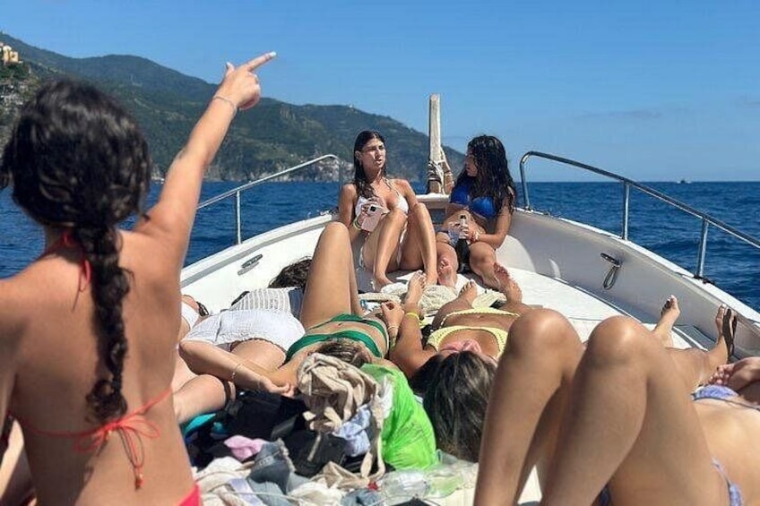 Un grupo de personas en un bote, con un paisaje montañoso al fondo. 3