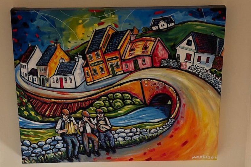 Una pintura colorida de casas, un puente y tres personas. 4