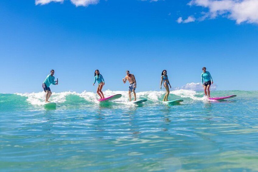 Personas practicando surf en un día despejado. 3