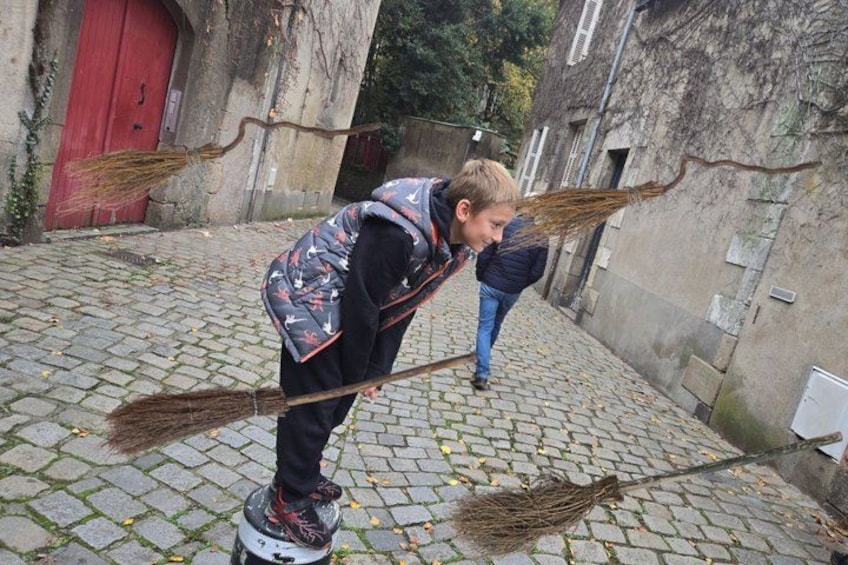 Eine Person fegt Pflasterstraßen mit einem Besen. 5