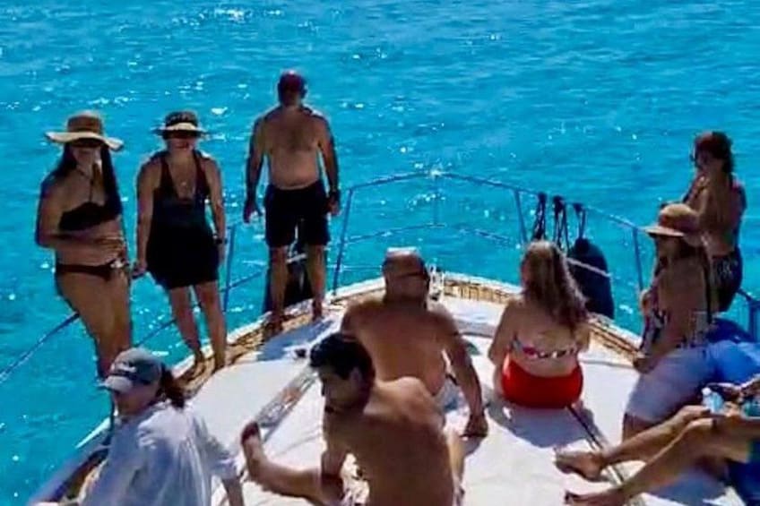 Un grupo de personas en un bote en el agua. 2