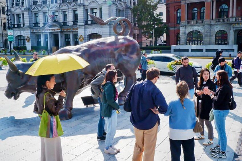 Talk by the Bund Bull 3