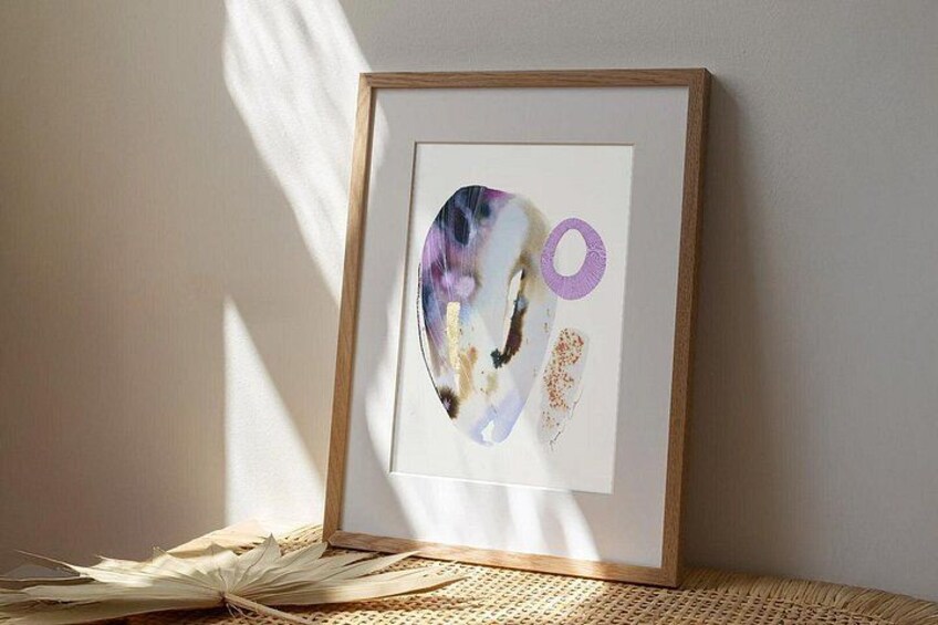 Abstract kunstwerk in een lijst op een structuurrijk oppervlak, met een schaduw op de muur. 2