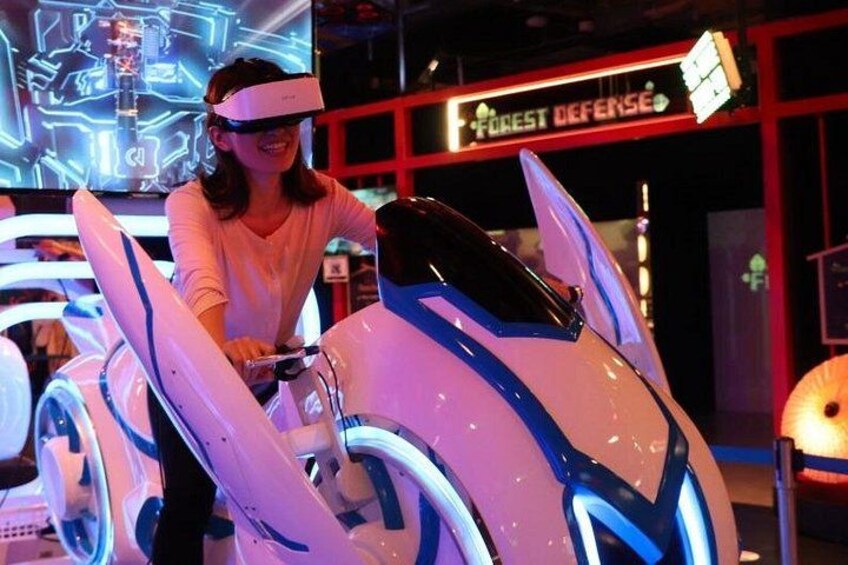 En person kører i et futuristisk køretøj med blå lysdioder i et indendørs rum. 2
