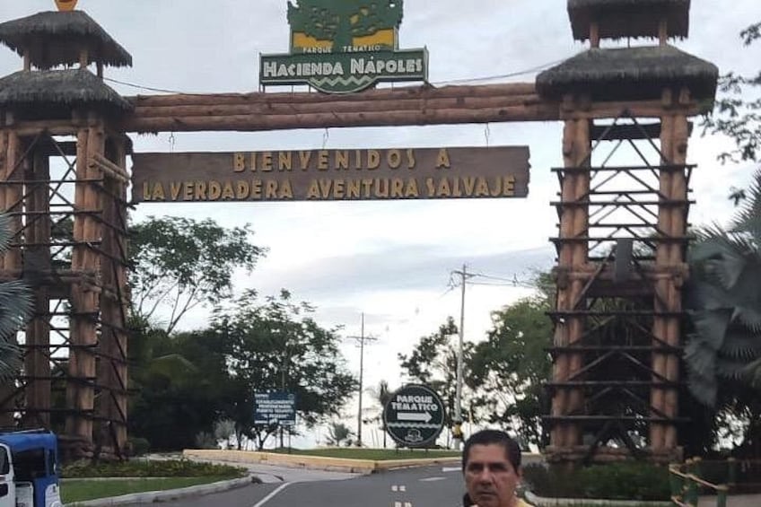 A wooden archway with a sign that reads 'Bienvenidos a Laverdadera Aventura Salvaje.' 1