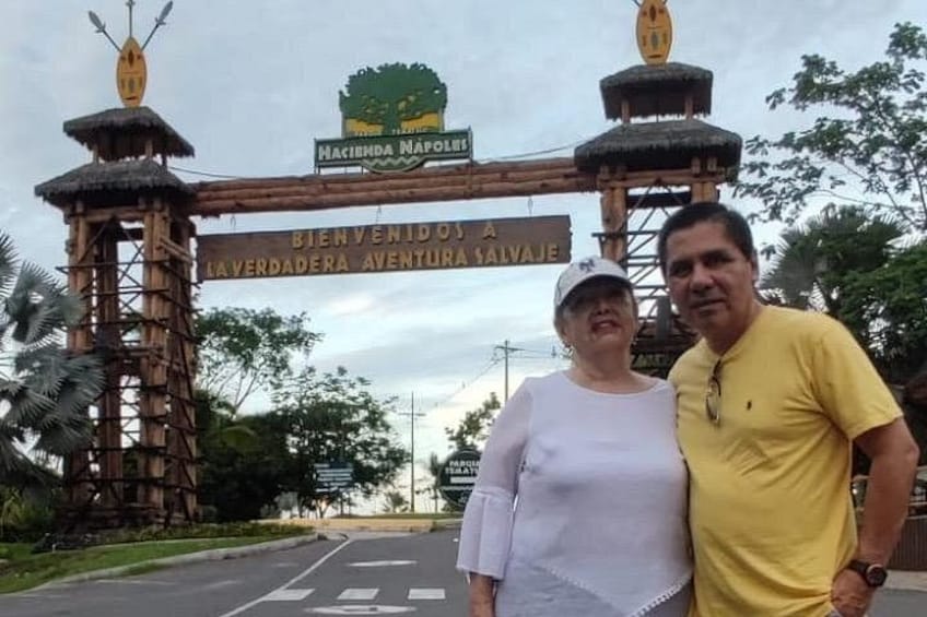 A wooden archway with a sign reading 'Bienvenidos a la Verdadadera Aventura Salvaje' and a logo above it. 5
