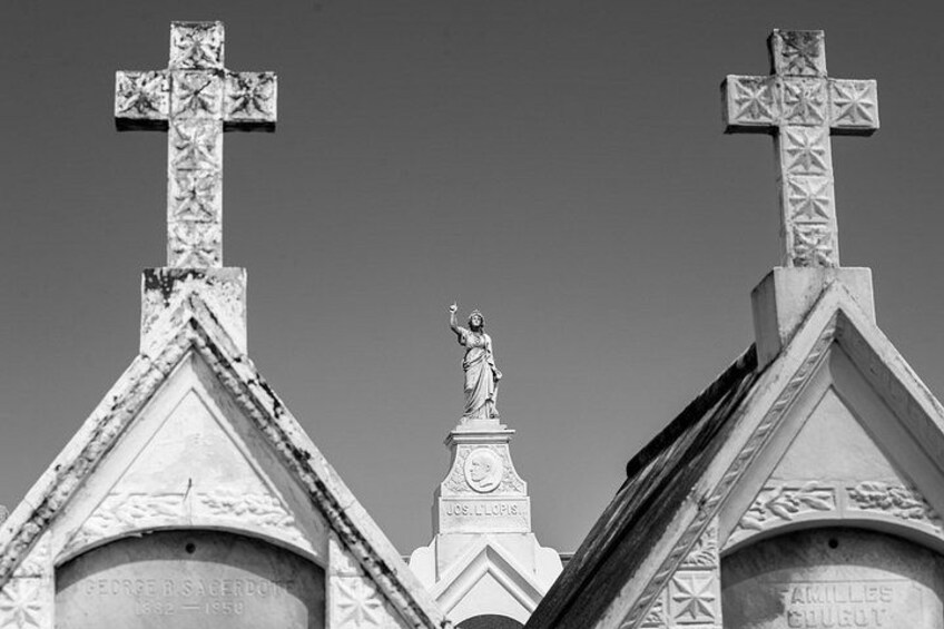 Una iglesia con dos grandes cruces en el techo y una estatua en el centro. 4