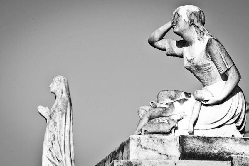 Una estatua de una mujer con un niño. 2