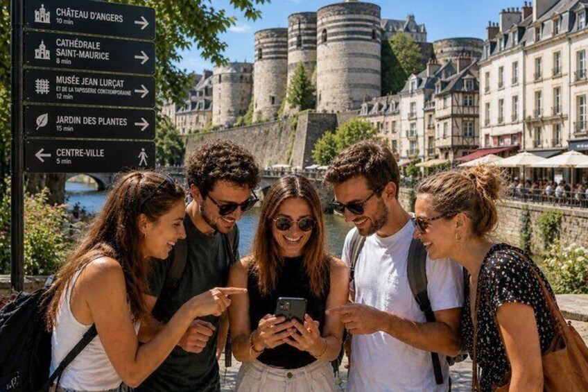 Un grupo de personas observando un cartel con indicaciones hacia varios puntos de interés. 3