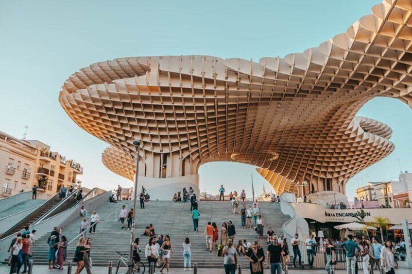 Een groot, modern architectonisch gebouw met een uniek, gebogen dakontwerp. 4