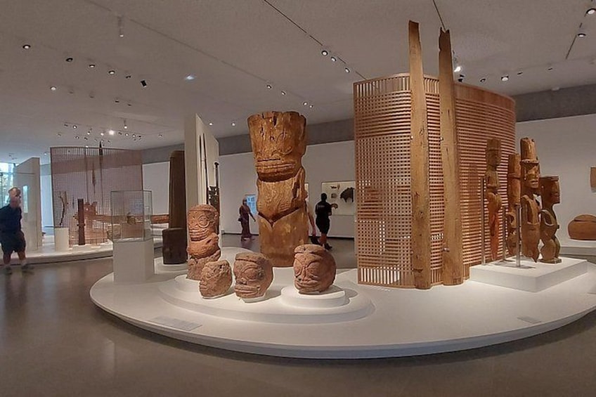 Una exposición de arte moderno con diversas esculturas e instalaciones. 2
