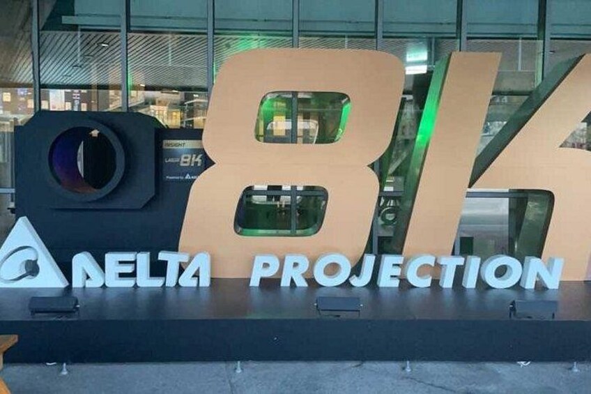 En stor skylt med siffran ’814’ och orden ’DELTA PROJECTION’ på. 5