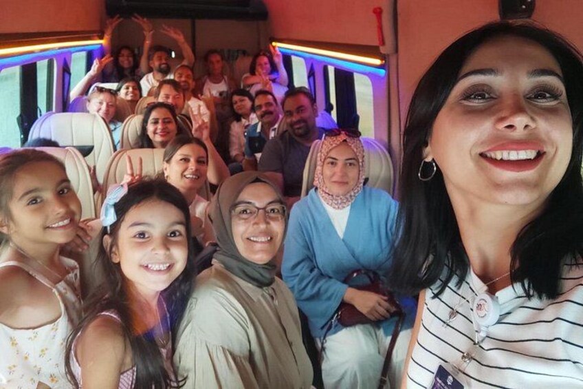 Un grupo de personas dentro de un vehículo con un interior llamativo. 2