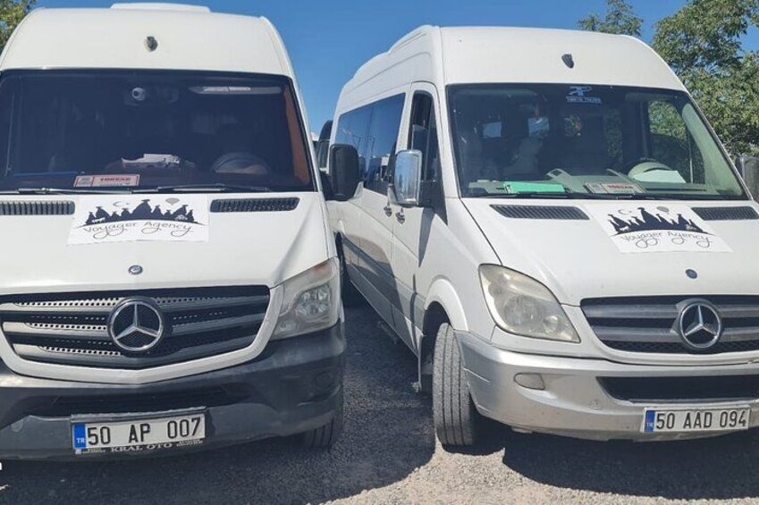 Dos furgonetas blancas Mercedes estacionadas una al lado de la otra, con matrículas visibles. 3