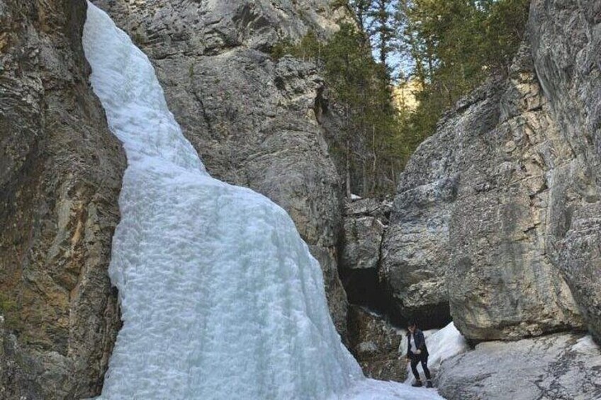 Une cascade se déversant le long d’une falaise rocheuse, entourée d’arbres. 3