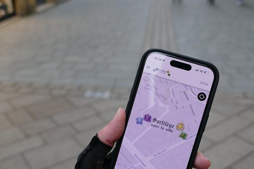 A smartphone displaying a map with a location marked 'Sortie de la ville' and a time of 15:39. 1