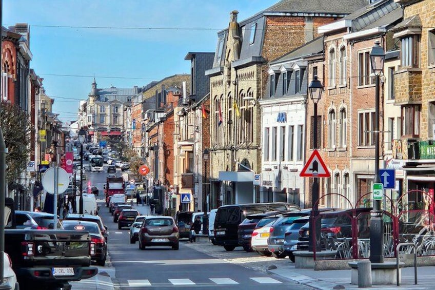 Une rue animée en ville, avec des voitures, des vélos et des piétons. 4
