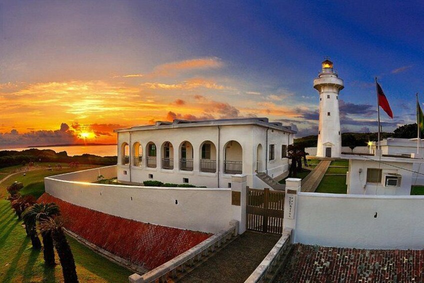 Un faro costero, un edificio blanco con ventanas arqueadas, y un atardecer. 5