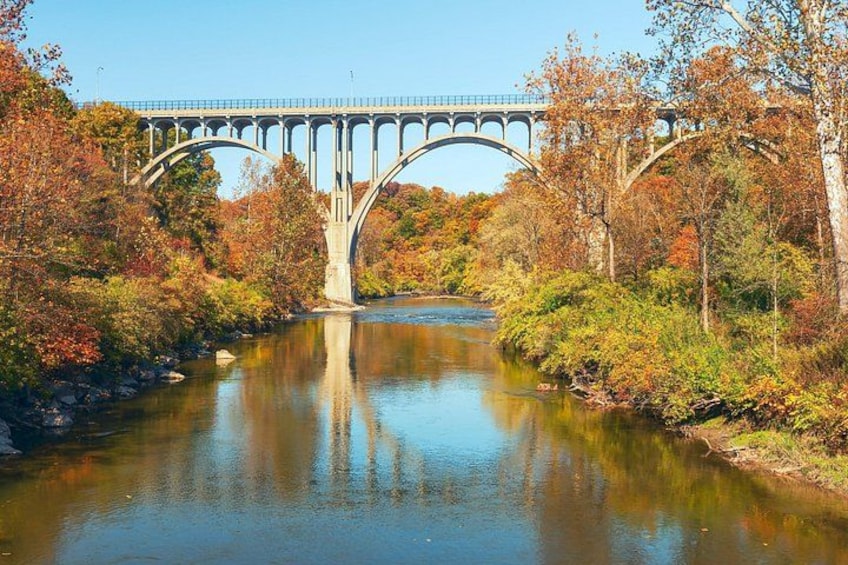 Un puente sobre un río con follaje otoñal. 5