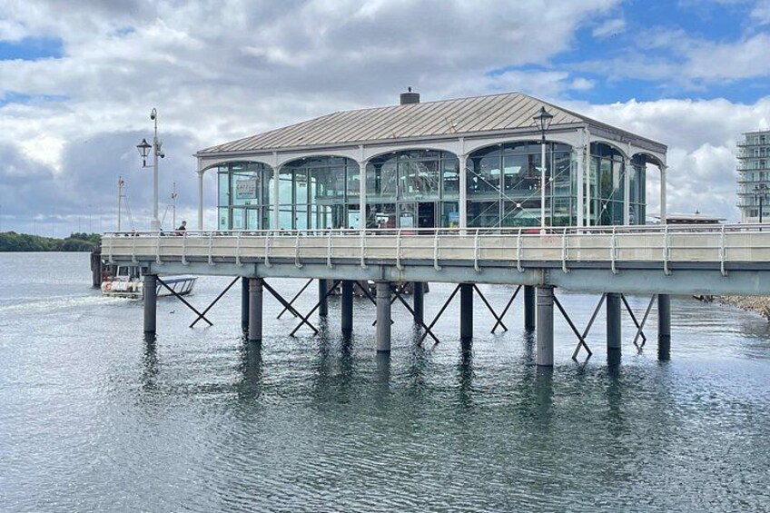 Un pavillon à toit de verre, construit sur une jetée au-dessus de l’eau. 5