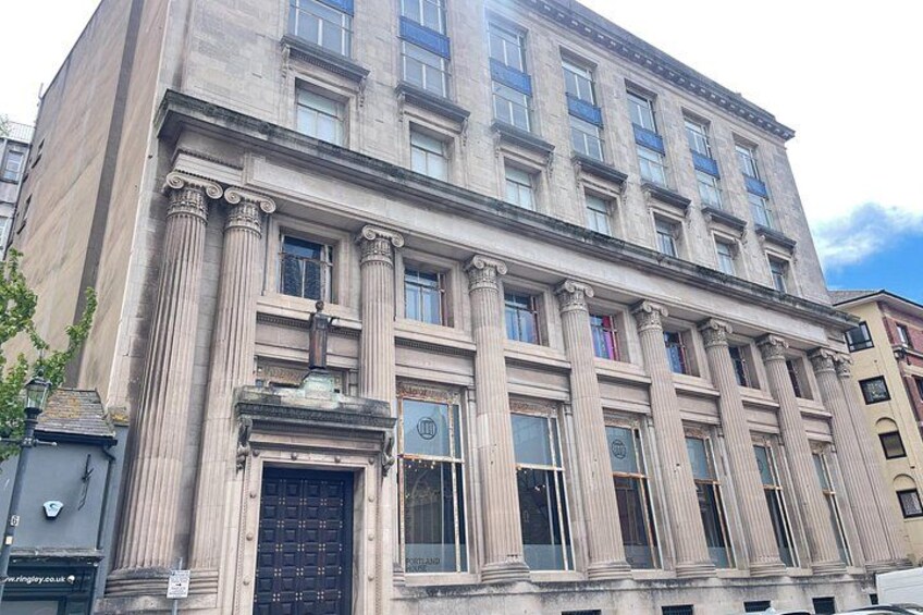 Un bâtiment de style classique, doté de grandes colonnes, d’une entrée imposante et de nombreuses fenêtres. 3
