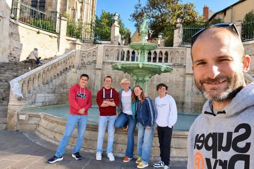 Een groep mensen staat voor een historisch waterwerk met een trap ernaartoe. 5