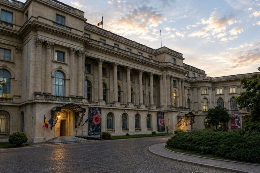 Un grande edificio neoclassico con colonne, un ingresso maestoso e bandiere. 2