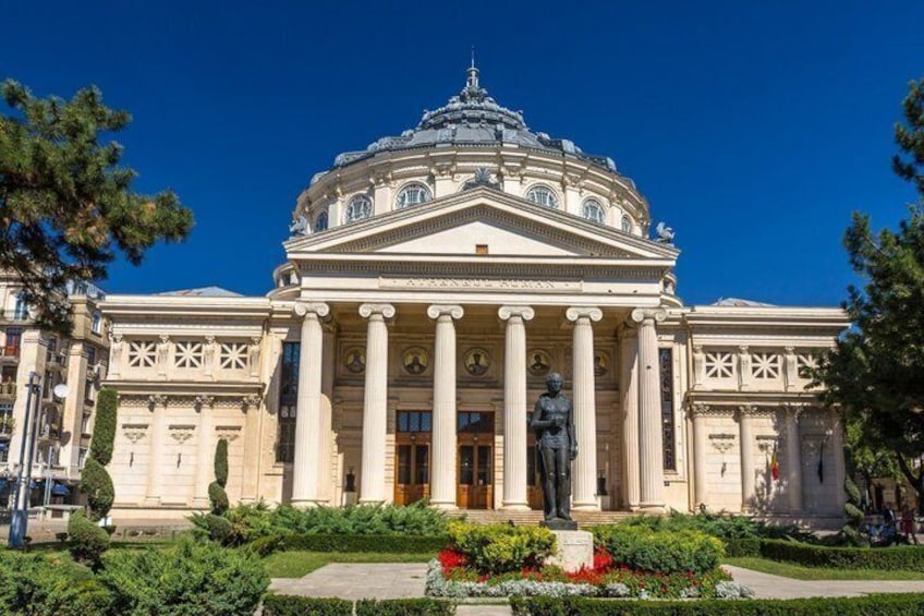 Un edificio classico con una cupola, colonne e statue. 4