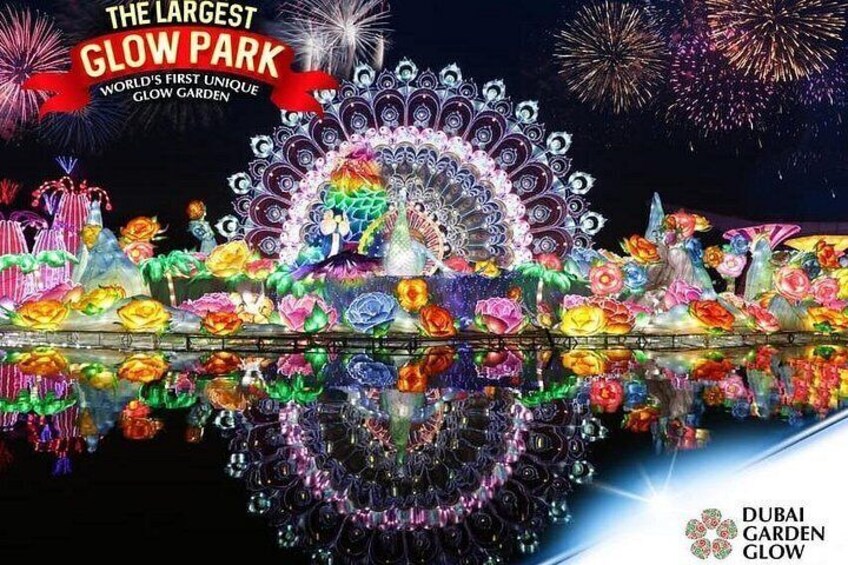 Un jardín vibrante con un gran arreglo floral circular y fuegos artificiales al fondo. 5