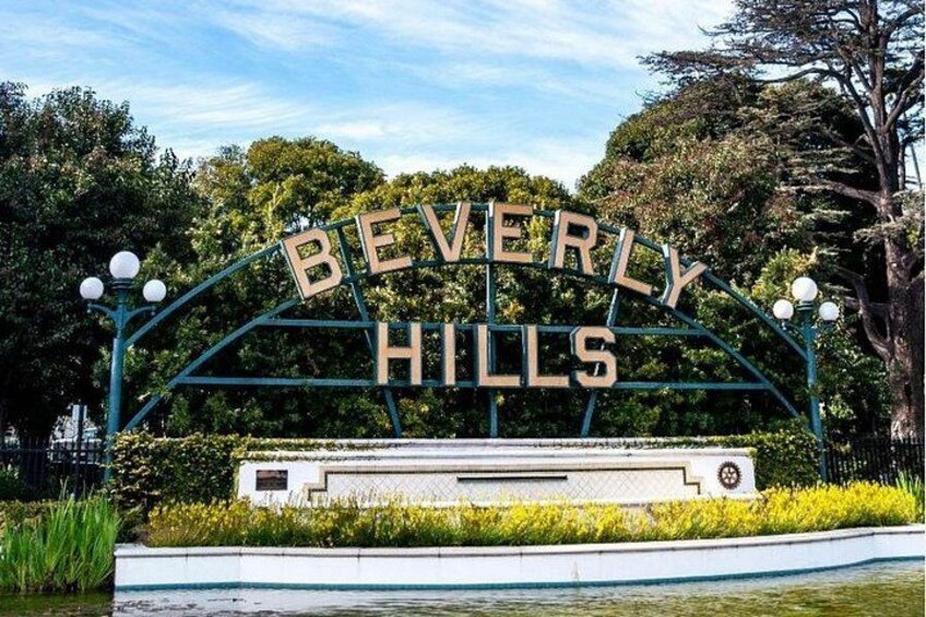 Señal de Beverly Hills con un arco decorativo y farolas. 2