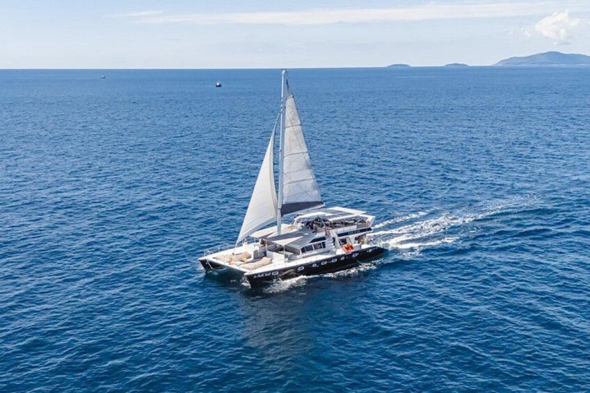 Un velero en el océano bajo un cielo despejado. 1