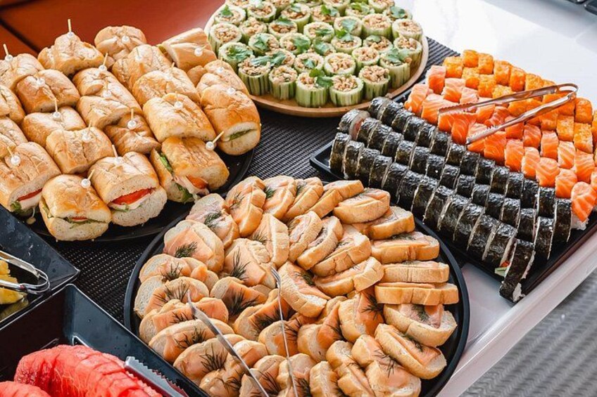 Variedad de alimentos, incluyendo sándwiches, sushi y otros bocadillos. 4
