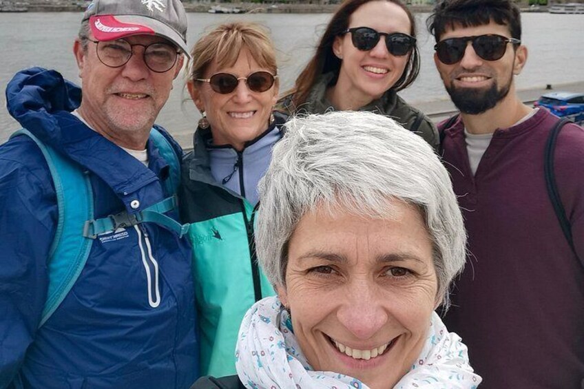 Un groupe de personnes se trouve à l’extérieur, certaines portent des vestes et des sacs à dos, ce qui laisse supposer qu’elles vont faire une randonnée ou pratiquer une autre activité de plein air. 5