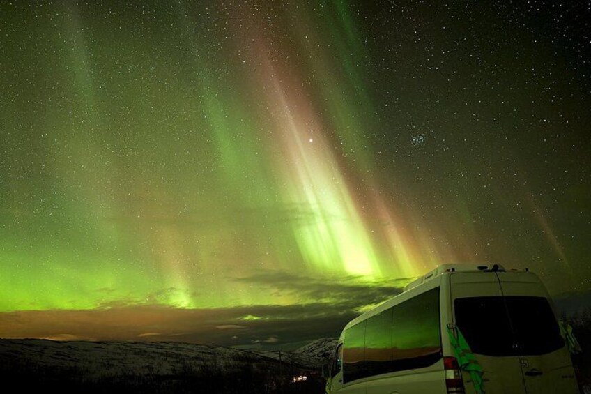 En varevogn parkeret under en nattehimmel med nordlys. 4