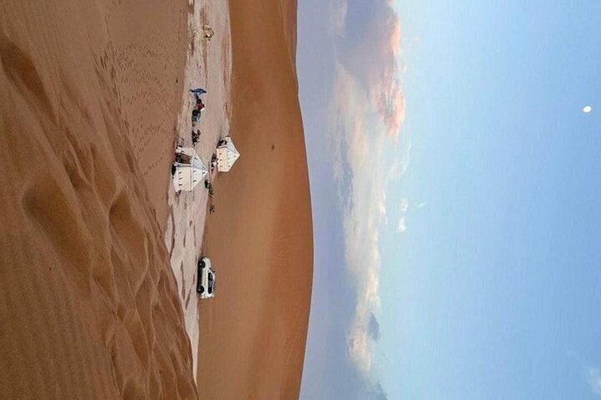 Un paysage désertique avec des dunes de sable et un ciel dégagé. 5
